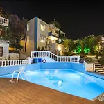 Breath Taking Views Standard For Adults Only, Families, Couples Apartment *